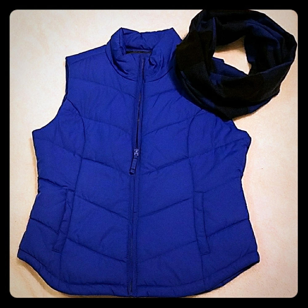 Aeropostale Puffy Vest with Matching Scarf